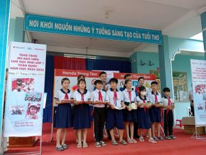 Nhân viên Công ty Head Honda trao quà cho các em chơi ghép tranh