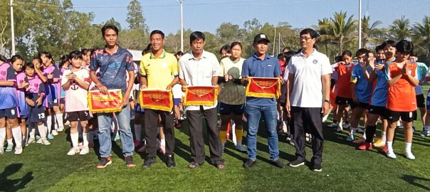 Ông Đặng Thành Nam, Phó Trưởng phòng Phòng GDĐT Tân Hồng tặng cờ lưu niệm các đội