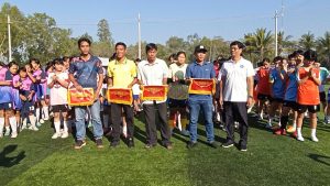 Ông Đặng Thành Nam, Phó Trưởng phòng Phòng GDĐT Tân Hồng tặng cờ lưu niệm các đội